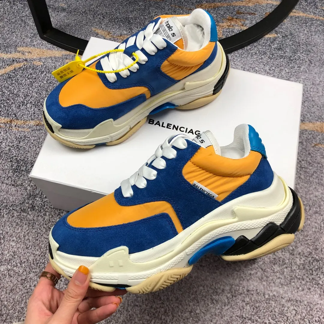 👟👟Ex-factory price 800👟👟 Balenciaga second generation 17 colors🖤 Balenciaga Triple-s Balenciaga-dad shoes. The world’s most popular retro jogging shoes 🔥. 🔺Retro distressed craftsmanship ~ original combination sole, heavy craftsmanship, not a low-end 2-layer combination sole! The upper is made of imported parachute cloth spliced ​​with nubuck matte, priced at 24 yuan per foot, which is different from the ordinary canvas on the market! The back is covered with cowhide high-frequency embossing! ⚠️When purchasing authentic products at the counter, I specifically asked the clerk about the materials. Size: 35-41 yards, men’s size 39-45, matching cloth bag, shoelaces, complete certificate of certification/men’s model will be notified later.